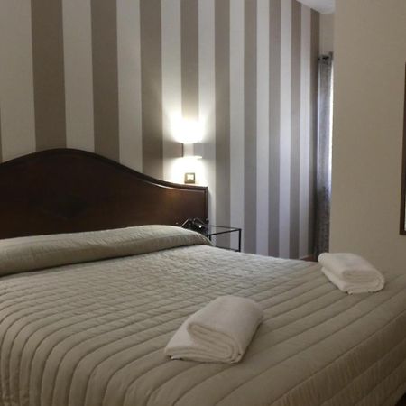 Hotel Piscina La Suite Prossedi エクステリア 写真