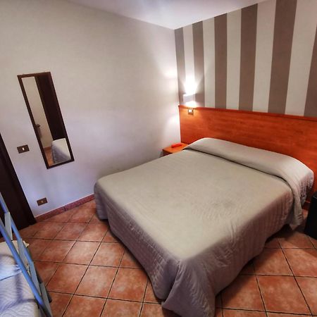Hotel Piscina La Suite Prossedi エクステリア 写真