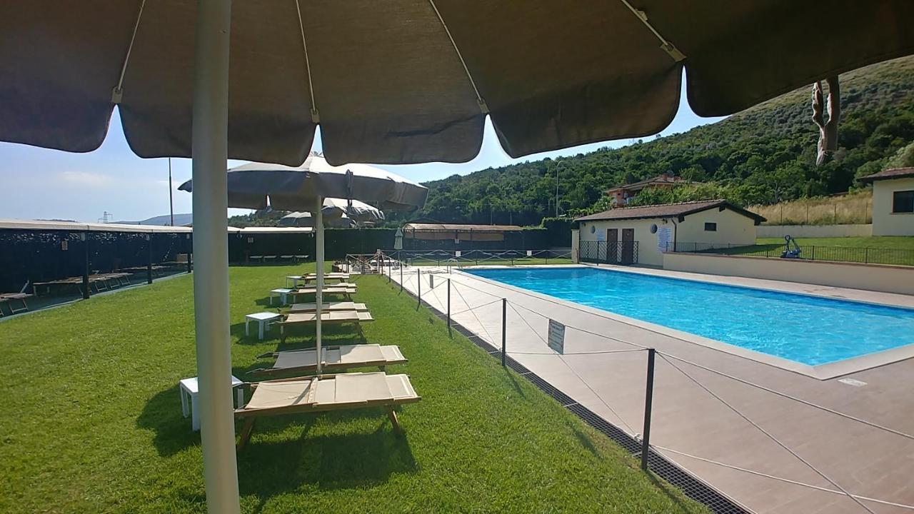 Hotel Piscina La Suite Prossedi エクステリア 写真