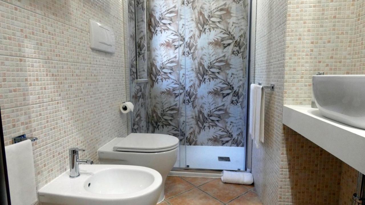 Hotel Piscina La Suite Prossedi エクステリア 写真