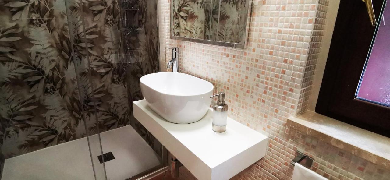 Hotel Piscina La Suite Prossedi エクステリア 写真