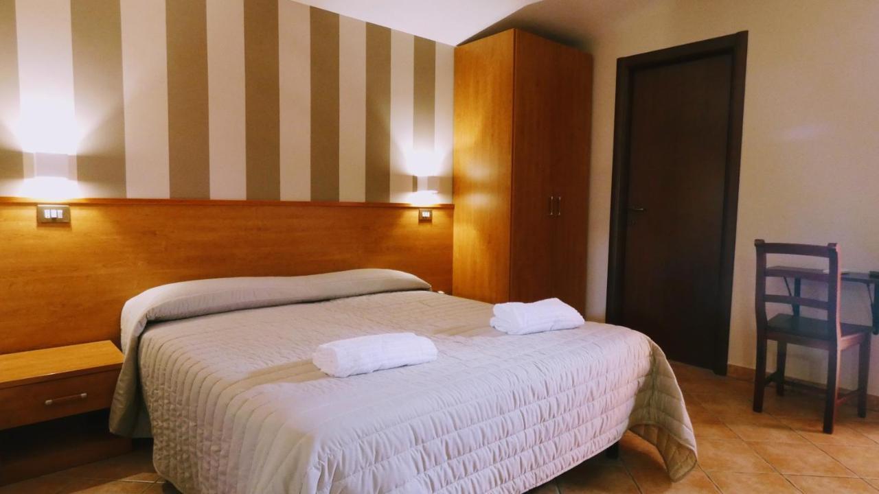 Hotel Piscina La Suite Prossedi エクステリア 写真