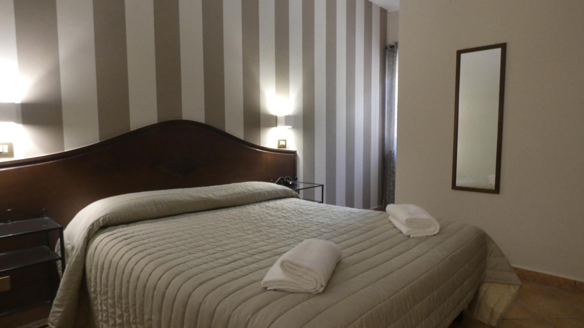 Hotel Piscina La Suite Prossedi エクステリア 写真