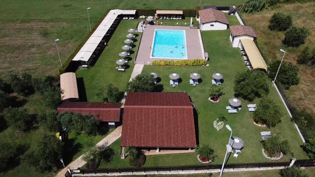 Hotel Piscina La Suite Prossedi エクステリア 写真