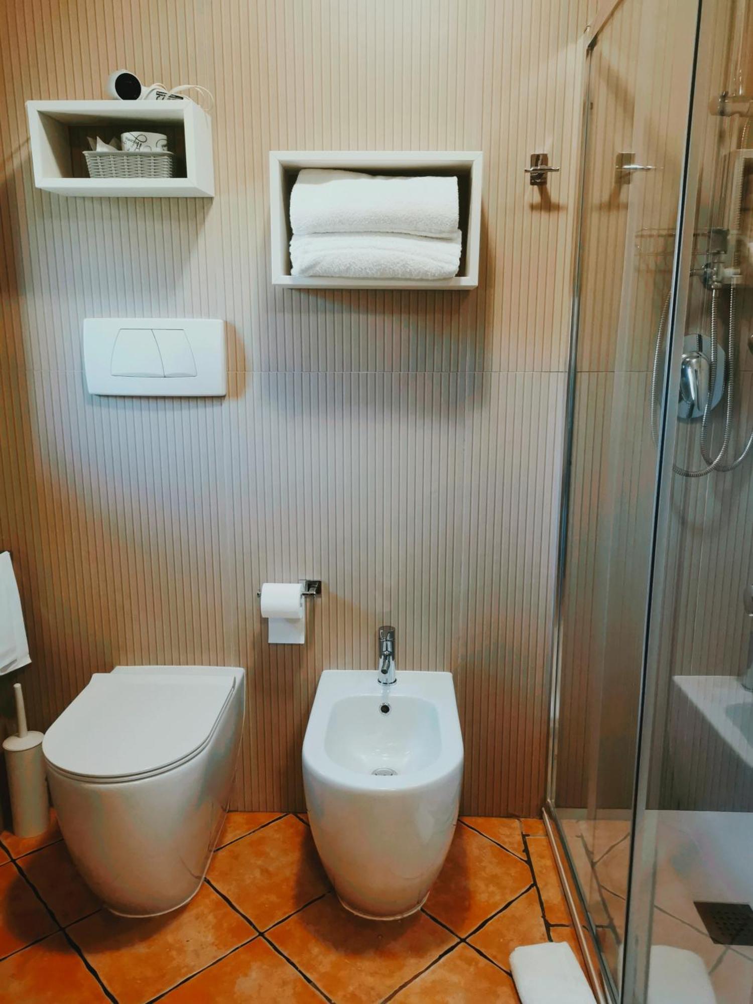 Hotel Piscina La Suite Prossedi エクステリア 写真