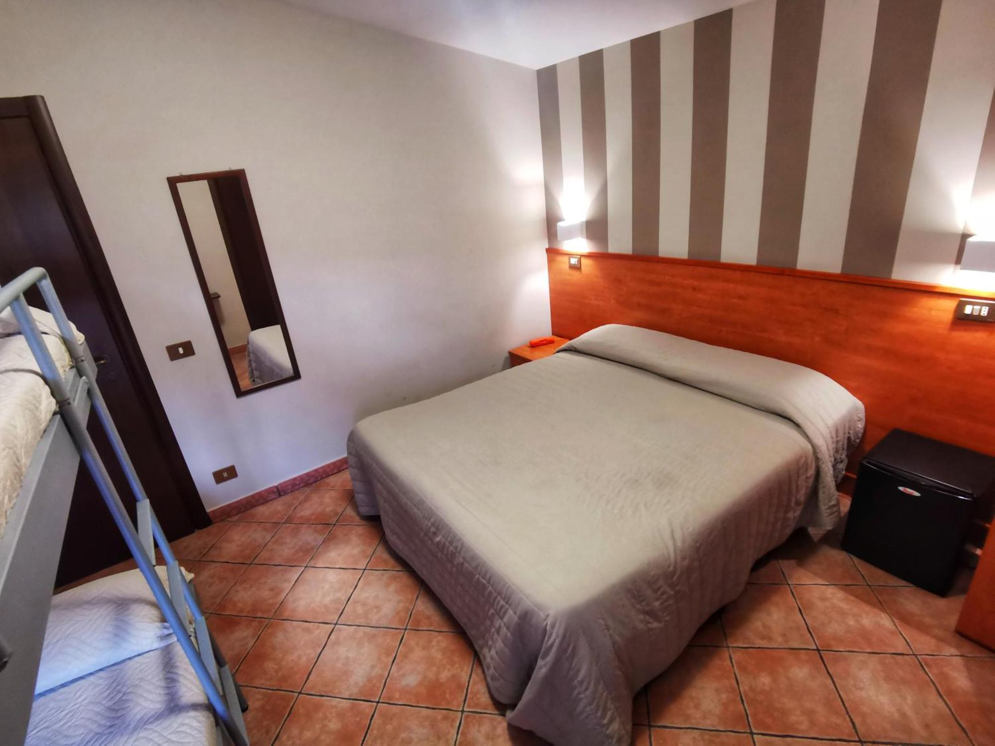 Hotel Piscina La Suite Prossedi エクステリア 写真