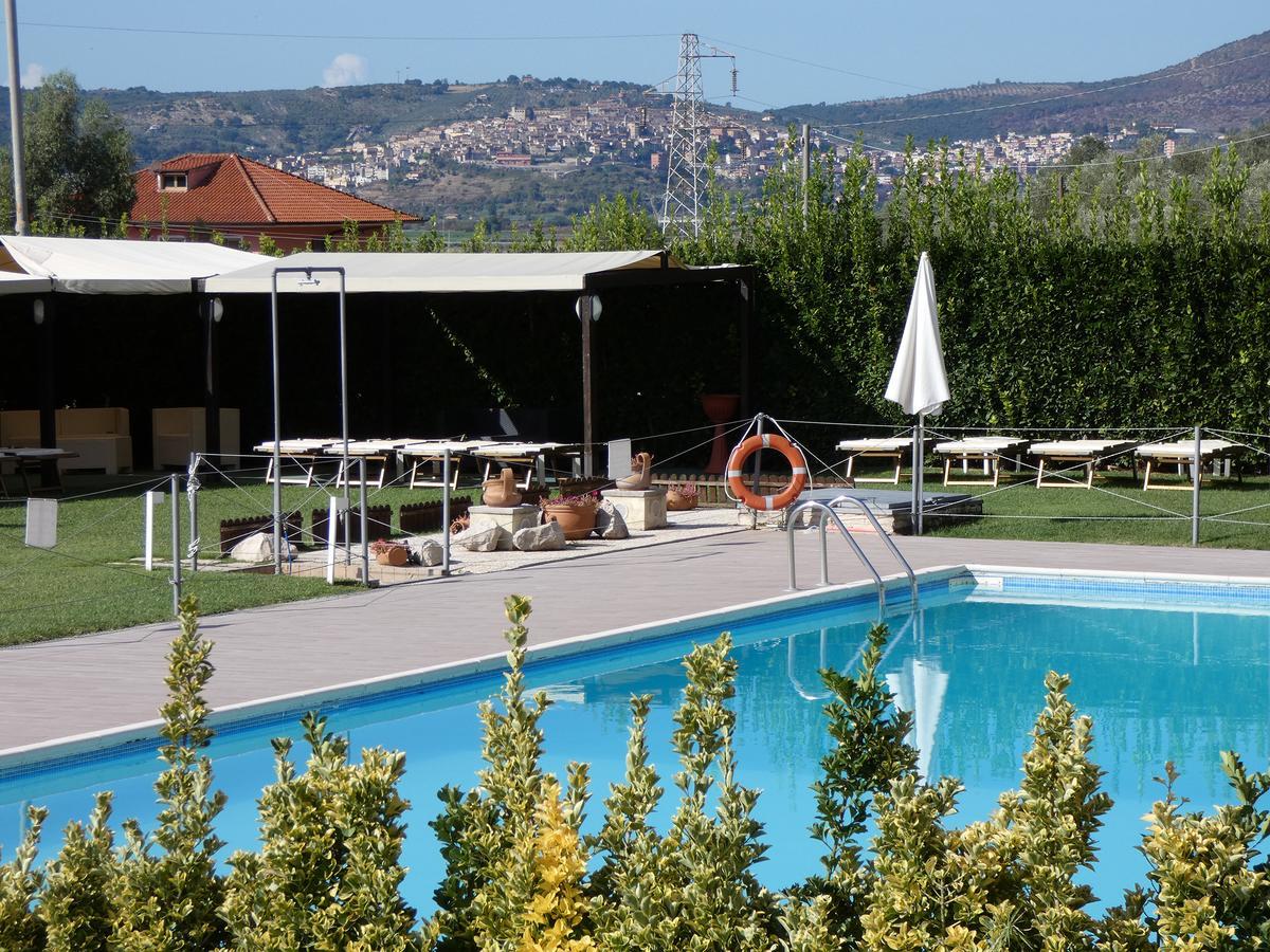 Hotel Piscina La Suite Prossedi エクステリア 写真